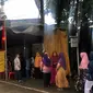 Tamu hajatan berbaris masuk di hajatan nikah di perempatan Buntu, Banyumas. Sementara di dalam tenda, lampu merah menyala(Foto: Liputan6.com/twitter @agungmrheza/Muhamad Ridlo)