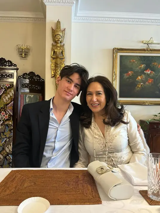 Karina Kartika Soekarno menikah dengan Presiden Citibank Eropa asal Belanda bernama Frits Frederik Seegers dan kemudian memiliki seorang anak laki-laki yang diberi nama Frederik Kiran Soekarno Seegers. [Foto: Instagram/kartikasoekarnofoundation]