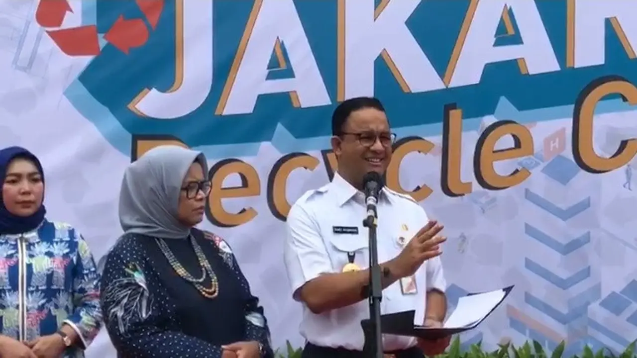 Gubernur DKI Jakarta Anies Baswedan saat melakukan kunjungan kerja ke Jakarta Recycle Center (JRC) Pesanggrahan, Jalan Bintaro Puspita Raya, Jakarta Selatan, Rabu (5/10/2022).