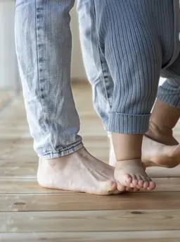 Ilustrasi bayi belajar berjalan/copyright freepik.com