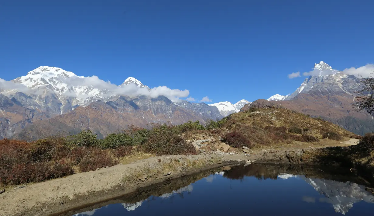 Foto yang diabadikan pada 10 November 2020 ini menunjukkan pemandangan pegunungan Annapurna di Nepal. (Xinhua/Tang Wei)