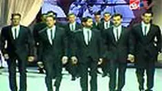 Pekan Mode Milan untuk musim semi dan panas 2011 yang dimulai akhir pekan silam dibuka dengan koleksi busana pria dari Dolce and Gabbana.