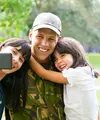 Sahabat Fimela, foto keluarga yang terlihat spontan justru sering terasa lebih natural dan penuh cerita dibanding pose yang terlalu formal. f[Dok/freepik.com/pchvector]