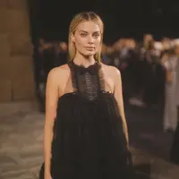 Margot Robbie di Chanel Métiers d’art 2019 (PR Chanel)