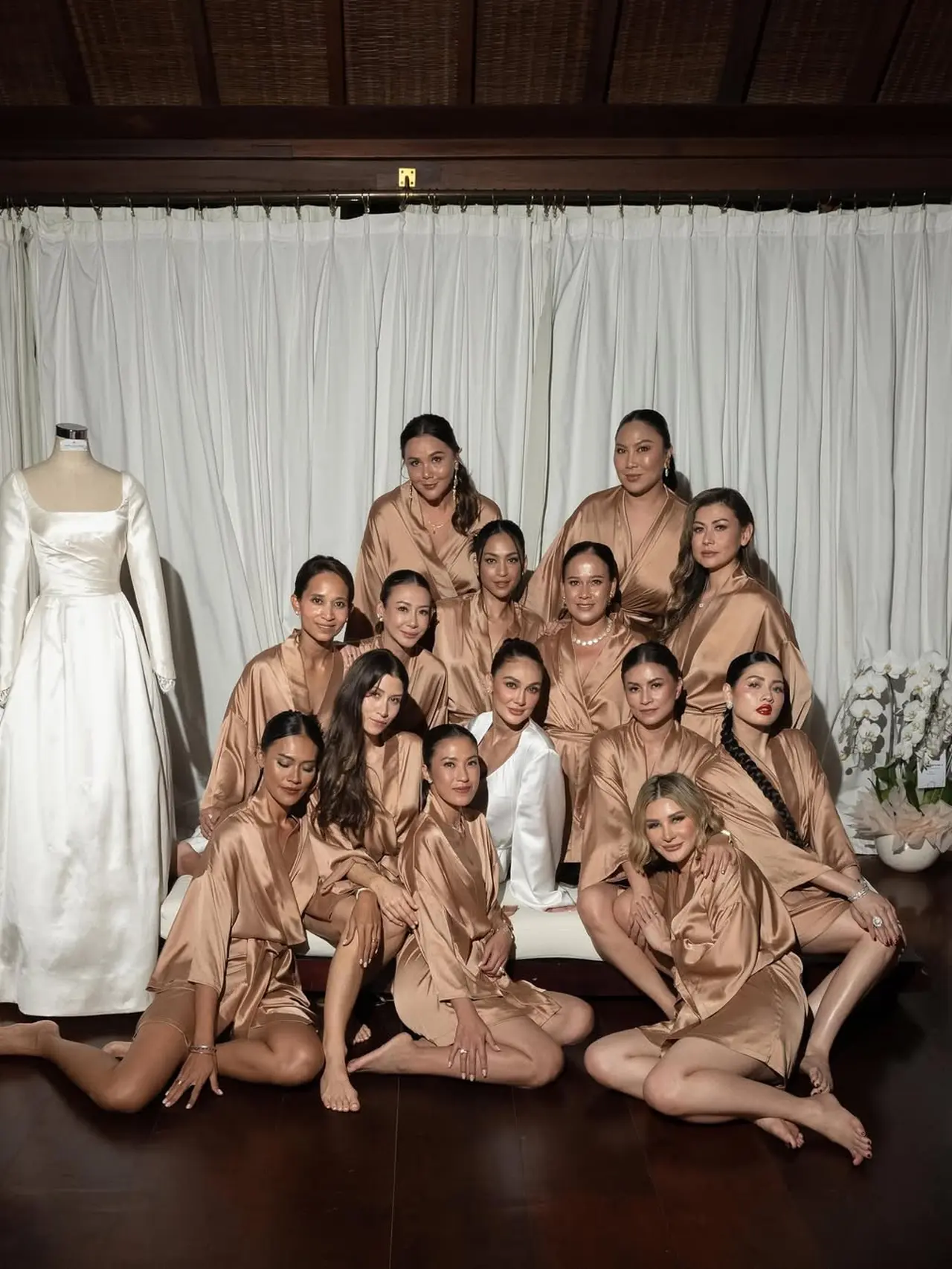 5 Potret Luna Maya Pakai Bridal Robe Bareng Bridesmaid, Memukau dari ...