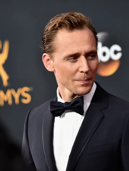 Dengan gaya berpakaiannya menggunakan Jas hitam dan dasi kupu-kupu nya, Tom terlihat tampil menawan dan menarik perhatian. (AFP/Bintang.com)