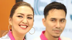 Brand Ambassadors EF Indonesia Donna Agnesia (kiri) dan Darius Sinathrya hadir di acara konferensi pers 30 Tahun EF, Jakarta, (21/1). Mereka menjadi Brand Ambassadors EF karena telah menjadi EF Parents sejak 2012. (Liputan6.com/Immanuel Antonius)