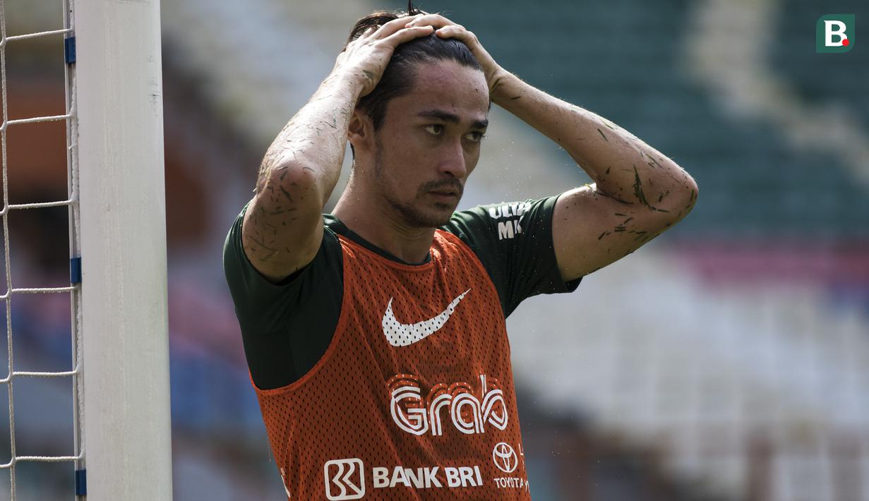 Pemain Timnas Indonesia, Gavin Kwan, merapihkan rambut saat latihan di Stadion Wibawa Mukti, Jawa Barat, Selasa (6/11). Latihan ini merupakan persiapan jelang Piala AFF 2018. (Bola.com/Vitalis Yogi Trisna)