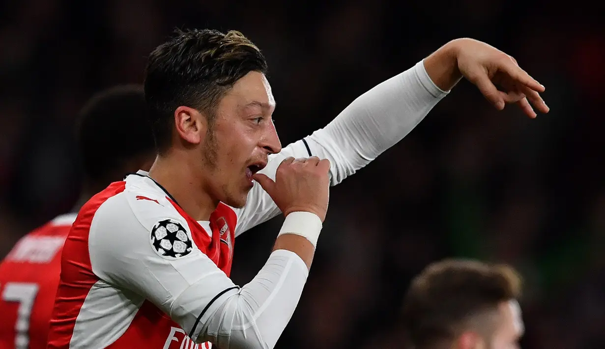 Mesut Ozil mencetak hattrick saat Arsenal hempaskan Ludogorets 6-0 dalam laga Grup A Liga Champions di Stadion Emirates, Kamis (20/10/2016) dini hari WIB. (AFP/Ben Stansall)