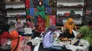 Warga membatik tulis bersama di Kampung Batik di Palbatu, Jakarta, Jumat (2/10). Kegiatan dalam rangka memperingati Hari Batik Nasional tersebut untuk memupuk rasa cinta akan batik sebagai warisan budaya asli Indonesia. (Liputan6.com/Gempur M Surya)