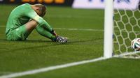 Penjaga gawang Timnas Belanda, Jasper Cillessen, tertunduk usai gagal menahan tendangan penalti pemain Argentina di laga semifinal Piala Dunia 2014, Sao Paolo, (10/7/2014). (REUTERS/Dominic Ebenbichler)