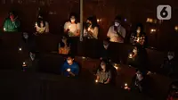 Jemaat melaksanakan ibadah malam Natal di Gereja Immanuel, Jakarta, Jumat (24/12/2021). Perayaan ibadah malam Natal mengingatkan umat untuk saling mengasihi dengan segenap hati dalam kasih persaudaraan yang tulus dan ikhlas melalui tindakan belarasa. (Liputan6.com/Faizal Fanani)