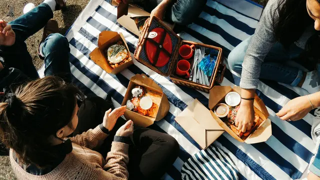 ilustrasi piknik bersama