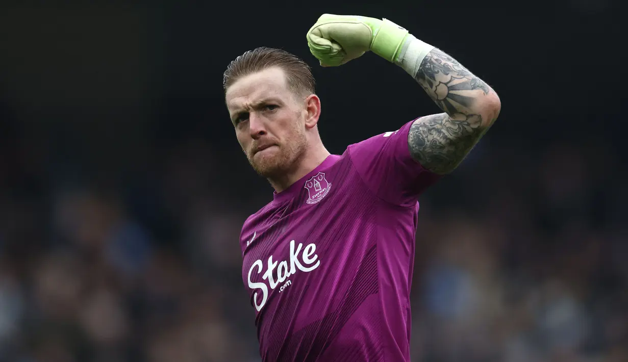 Kiper Manchester City, Jordan Pickford melakukan selebrasi setelah berhasil menggagalkan tendangan penalti pemain Manchester City, Erling Haaland pada laga lanjutan Liga Inggris 2024/2025 di Etihad Stadium, Manchester, Inggris, Kamis (26/12/2024). (AFP/Darren Staples)