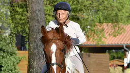 Aksi Nicole de Villeneuve (89) saat berlatih berkuda selama sesi pelatihan di Arcachon, Prancis (24/4). Seorang wanita cantik dengan mata hijau-biru mengatakan "Obatku adalah kuda, aku lupa segalanya,". (AFP Photo/Georges Gobet)