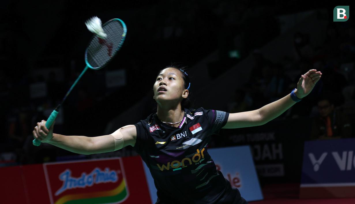 Aksi tunggal putri andalan Indonesia, Putri Kusuma Wardani pada pertandingan melawan wakil Taiwan, Sung Shuo Yun dalam babak 32 besar Indonesia Masters 2026 di Istora Senayan, Jakarta pada Rabu (21/01/2026). (Bola.com/Abdul Aziz)