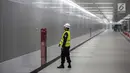 Petugas keamanan memeriksa hydrant di Stasiun Mass Rapid Transit (MRT) Bundaran HI, Jakarta, Rabu (20/2). MRT Jakarta akan segera dioperasikan pada Maret 2019. (Liputan6.com/Faizal Fanani)