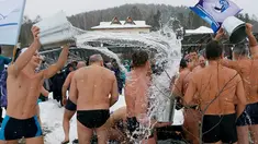 Para anggota klub perenang musim dingin menyiramkan air dingin ke satu sama lain saat perayaan hari Polar Bear, Krasnoyarsk, Rusia (27/11). Mereka bertelanjang di dinginnya salju, dengan suhu udara sekitar minus 5 derajat Celsius. (Reuters/Ilya Naymushin)