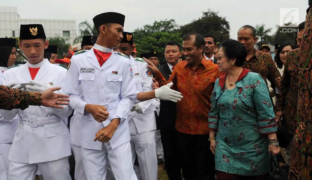 Presiden ke-5 RI Megawati Soekarnoputri saat menghadiri apel kebangsaan Purna Paskibraka Indonesia (PPI) di lapangan PP-PON Kemenpora Cibubur, Jakarta Timur, Rabu (23/8). (Liputan6.com/Yoppy Renato)