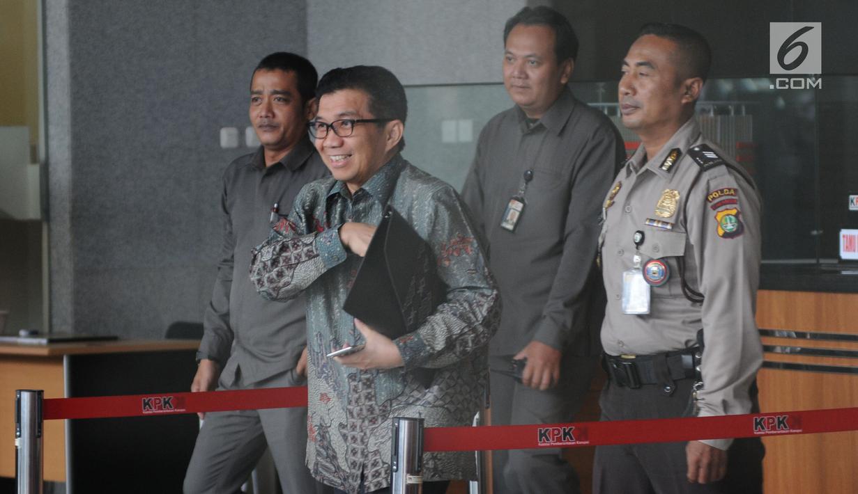 Mantan Deputi Gubernur Bank Indonesia Muliaman D Hadad (tengah) usai menjalani pemeriksaan oleh penyidik di Gedung KPK, Jakarta, Senin (27/5/2019). Muliaman diperiksa untuk dimintai keterangan terkait pengembangan kasus Bank Century. (merdeka.com/Dwi Narwoko)
