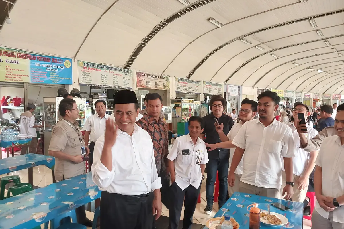Usai dilantik oleh Presiden Joko Widodo (Jokowi) menjadi Menteri Pertanian pada Rabu pagi ini, Amran Sulaiman langsung meluncur ke Kantor Kementerian Pertanian (Kementan). Dia langsung disambut Wakil Menteri Pertanian Harvick Hasnul Qolbi.