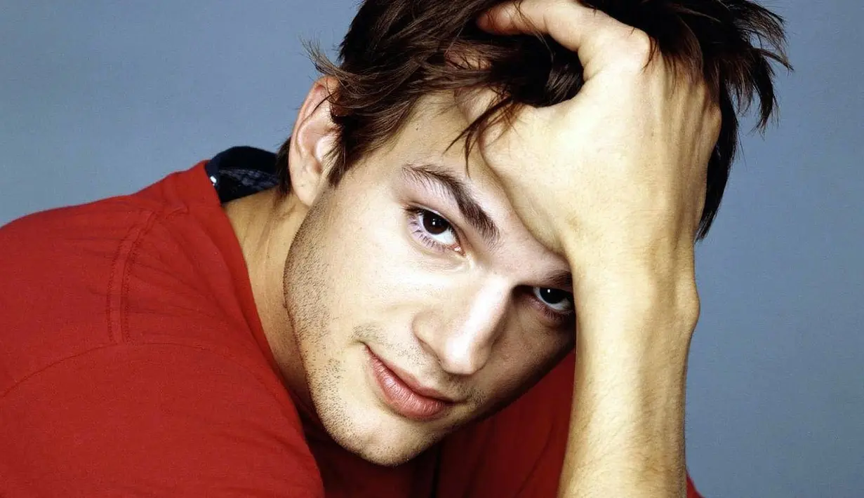 Pernah menikah dengan Demi Moore, Ashton Kutcher kini sudah berlabuh di hati Mila Kunis dan miliki 2 anak. Jadi hot papa, Ashton pun sudah tampak tampan sejak dulu. (Wallpapersdsc.net)