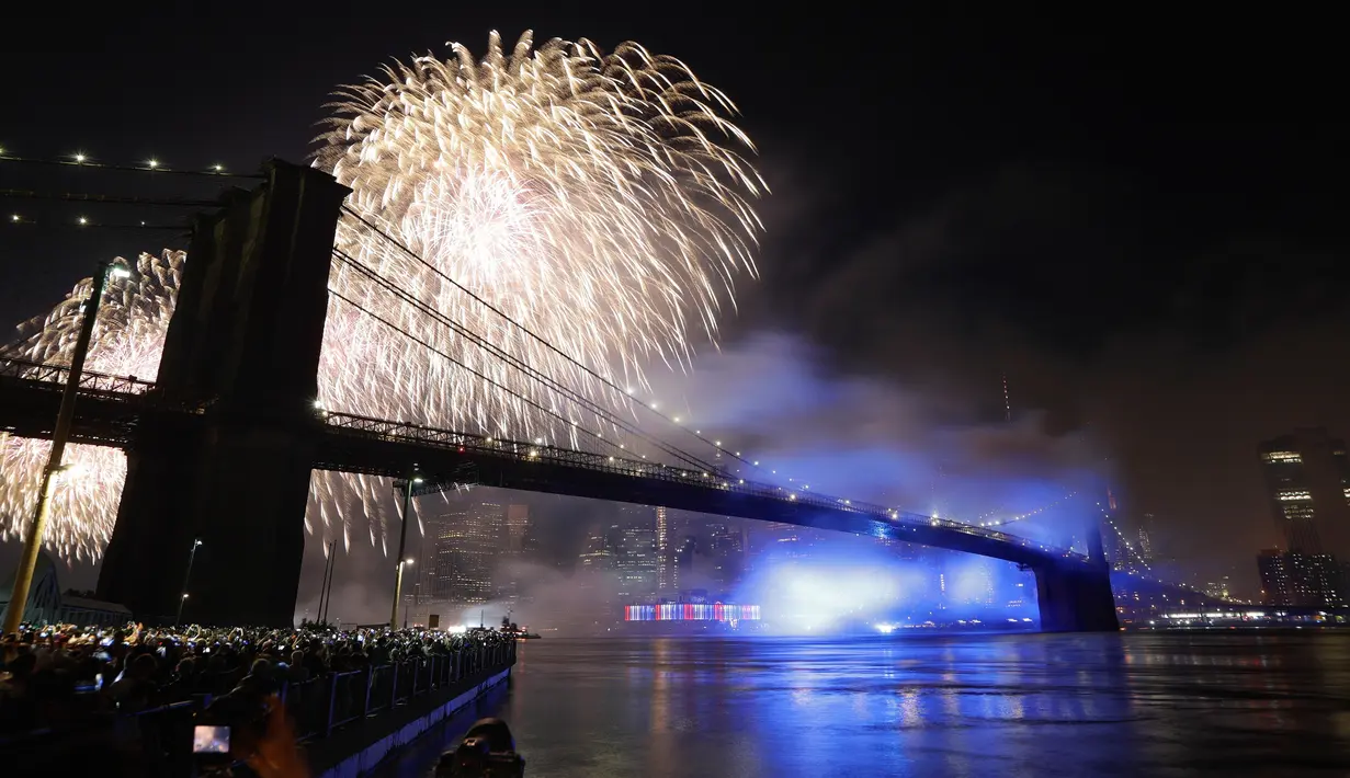 Kembang api menghiasi langit di atas Jembatan Brooklyn selama perayaan Hari Kemerdekaan Amerika Serikat atau yang dikenal sebagai Fourth of July di New York, Kamis (4/7/2019). Di Amerika Serikat sendiri, 4 Juli ditetapkan sebagai hari libur nasional. (AP Photo/Frank Franklin II)