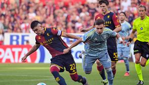 Johan Vasquez (Genoa) dan Francisco Conceicao (Juventus) berebut bola dalam laga Serie A di Genoa, Italia, 31 Agustus 2025. (Tano Pecoraro/LaPresse via AP)