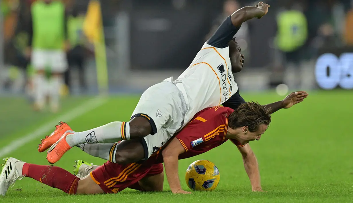 AS Roma menjamu Lecce di Olimpico, Senin (6/11/2023) dini hari WIB, pada lanjutan Liga Italia. Baru semenit berjalan, tuan rumah sudah mendapatkan penalti. (Alfredo Falcone/LaPresse via AP)