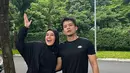 Dhini Aminarti tetap kenakan hijab panjangnya saat olahraga. Ia terlihat nyaman dengan setelan baju olahraga hitam yang longgar dan hijab [@dhiniaminarti]