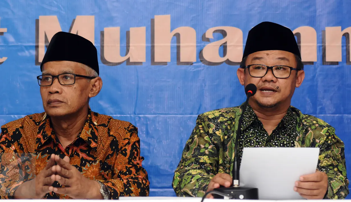 Sekretaris Umum PP Muhammadiyah, Abdul Mu’ti (kanan) membacakan pernyataan sikap PP Muhammadiyah terhadap Pilkada Serentak 15 Februari di Jakarta, Senin (13/2). Ada tujuh butir pernyataan sikap PP Muhammadiyah. (Liputan6.com/Helmi Fithriansyah)