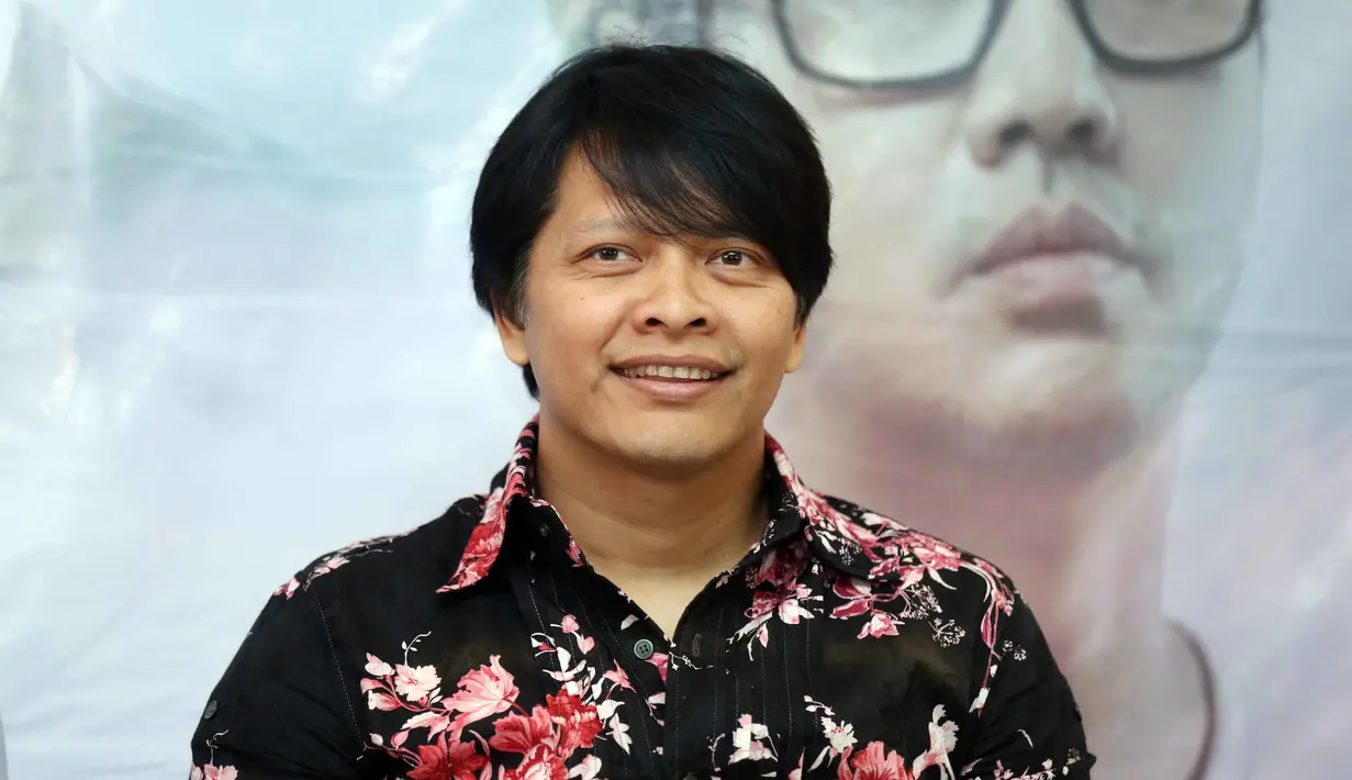 Satu lagu lagi milik haji Rhoma Irama yang berjudul Adu Domba. Menurut vokalis Gigi, Armand Maulana, lagu Adu Domba dipilih lantaran belakangan ini makin banyak yang mengadu domba. (Nurwahyunan/Bintang.com)