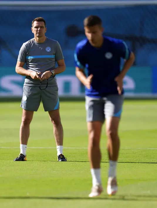 Manajer Slovakia Stefan Tarkovic mengawasi para pemainnya saat sesi latihan di Stadion La Cartuja, Seville, Spanyol, Selasa (22/6/2021). Slovakia akan menghadapi Spanyol pada pertandingan Grup E Euro 2020, Rabu 23 Juni 2021. (AP Photo/Thanassis Stavrakis)