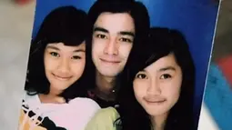 Masuki usia remaja, Raffi Ahmad mulai berkarier di dunia hiburan Tanah Air. Foto awal karier Raffi pun curi perhatian saat bersama Nisya dan Syahnaz. Foto jadul ini banjir like dan komentar dari netizen di Instagram. (Liputan6.com/IG/raffinagita1717)
