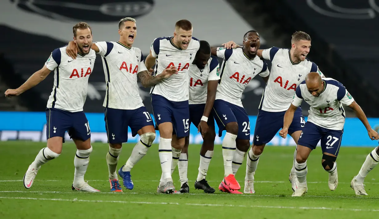 Para pemain Tottenham Hotspur merayakan akhir pertandingan babak keempat Piala Liga Inggris usai menghadapi Chelsea di Stadion Tottenham Hotspur, London, Rabu (30/9) dini hari WIB. Tottenham melangkah ke perempat final setelah menang adu penalti atas Chelsea 5-4. (Matt Dunham/Pool via AP)