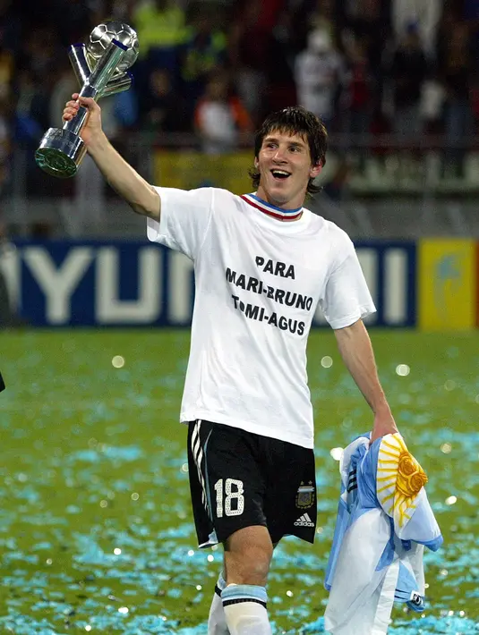 Penyerang Argentina, Lionel Messi memegang trofi Kejuaraan Dunia Remaja FIFA 2005 setelah pertandingan melawan Nigeria di Utrecht, Belanda, 2 Juli 2005. Ia memenangkan kejuaraan itu dan  menyelesaikan turnamen dengan meraih penghargaan Bola Emas dan Sepatu Emas. (AFP/Aris Messinis)