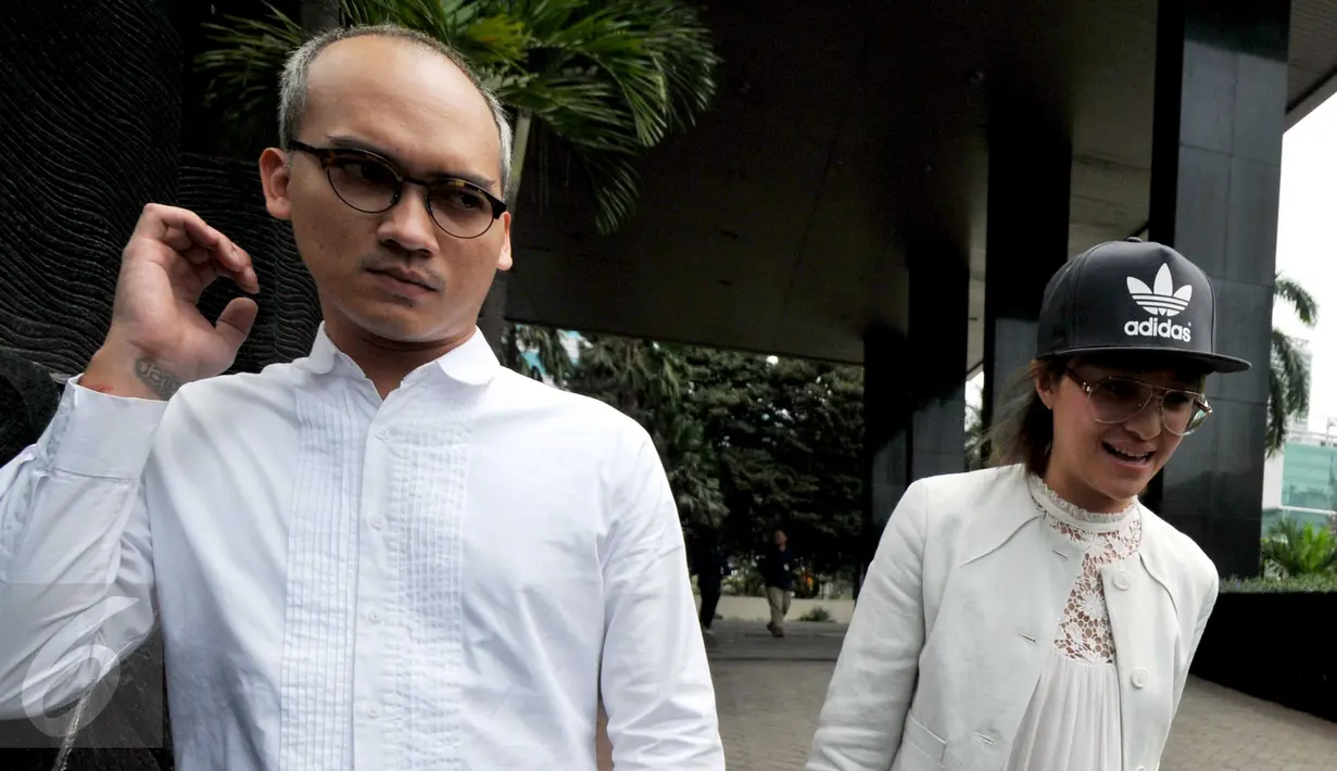 Marshanda dan sang kekasih, Egi John enggan memberi komentar saat  meninggalkan Gedung KPK, Jakarta, Jumat (2/10/2015). Marshanda datang untuk meminta izin agar bisa menjenguk Otto Cornelis Kaligis yang ditahan di Rutan Guntur. (Liputan6.com/Helmi Afandi)