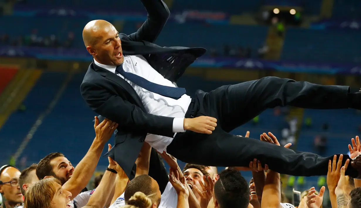 Pemain Real Madrid melempar pelatih mereka Zinedine Zidane ke udara usai memastikan gelar Liga Champions ke-11 yang mereka juluki 'La Undecima'. (Reuters / Kai Pfaffenbach)