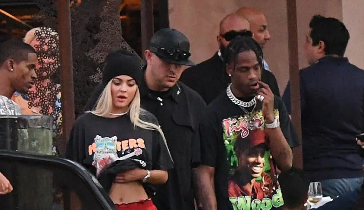 Sementara itu Kylie Jenner pun saat ini merasa berbunga-bunga menjalani hubungan bersama dengan Trais Scott. (INSTARimages - Daily Mail)