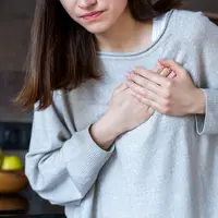 Ilustrasi nyeri di bagian dada/Shutterstock-Monstar Studio.