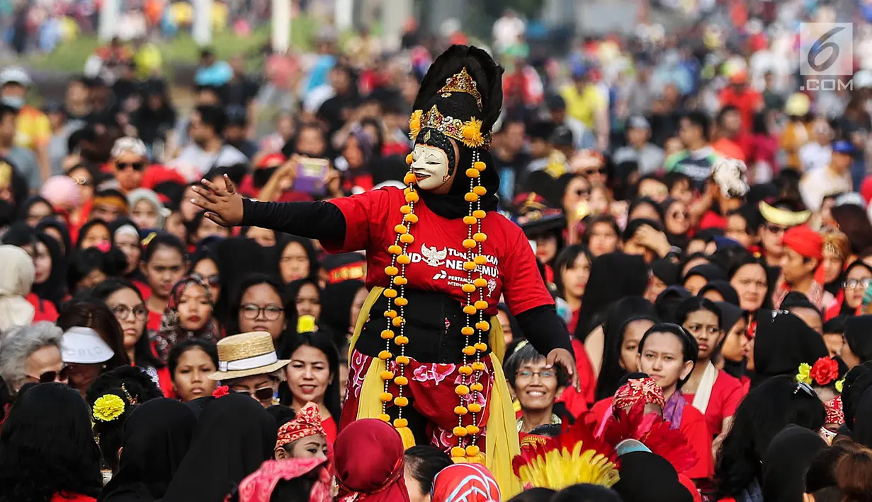 Penari menampilkan tarian khas Indonesia saat car free day (CFD) di Jalan Sudirman, Jakarta, Minggu (4/8/2019). Sebanyak 2.000 penari menampilkan 10 tarian khas Indonesia untuk menyatukan masyarakat yang sempat terpecah belah sehabis Pemilu 2019. (Liputa6.com/JohanTallo)