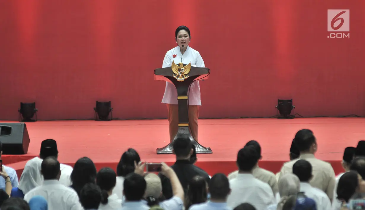 Siti Hediati Hariyadi atau Titiek Soeharto memberi sambutan saat Pembekalan Relawan Prabowo-Sandiaga di Jakarta, Kamis (22/11).  Titiek memandu pembacaan ikrar dukungan kepada pasangan Prabowo-Sandiaga di Pilpres 2019. (Merdeka.com/Iqbal Nugroho)