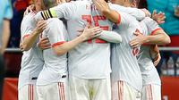 Pemain timnas Spanyol merayakan gol kedua yang diciptakan Isco Alarcon saat pertandingan persahabatan melawan Argentina di stadion Wanda Metropolitano di Madrid (27/3). (AP Photo / Paul White)
