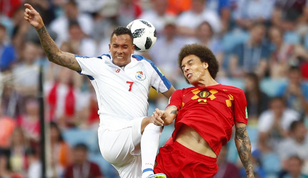 Gelandang Belgia, Axel Witsel, duel udara dengan striker Panama, Blas Perez, pada laga Piala Dunia 2018 di Stadion Fisht, Senin (18/6/2018). Belgia menang 3-0 atas Panama. (AP//Matthias Schrader)