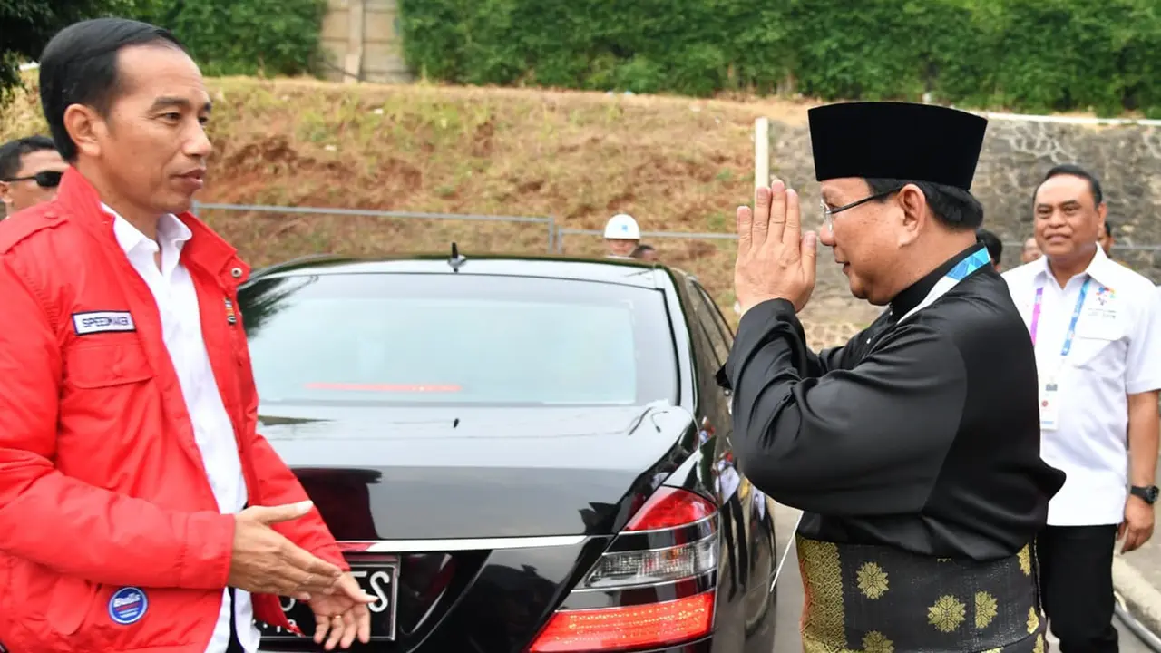 Potret Jokowi - Prabowo Peluk Atlet Silat Peraih Emas Asian Games 2018
