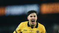 Pemain Wolverhampton Wanderers, Rodrigo Gomes, melakukan selebrasi setelah membobol gawang Aston Villa pada lanjutan Liga Inggris 2025/2026 di Molineux Stadium, Sabtu (28/2/2026) dini hari WIB. (Dok. X/Wolves)