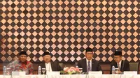 Menteri Agama Lukman Hakim Saifuddin (kedua kanan) memimpin sidang Isbat penetapan awal bulan Ramadhan 1437 Hijriah di Kantor Kemenag, Jakarta, (5/6). Menurut perhitungan hisab, 1 Ramadan 1437H jatuh pada 6 Juni 2016. (Liputan6.com/Immanuel Antonius)