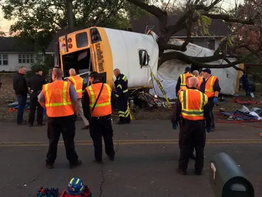 Sebuah bus sekolah terbaring miring dan rusak setelah menabrak rumah di Chattanooga, Tennessee, Senin (21/11). Kecelakaan itu mengakibatkan lima anak tewas di tempat, sementara satu lainnya di rumah sakit. (Courtesy of Chattanooga Fire Dept/via REUTERS)