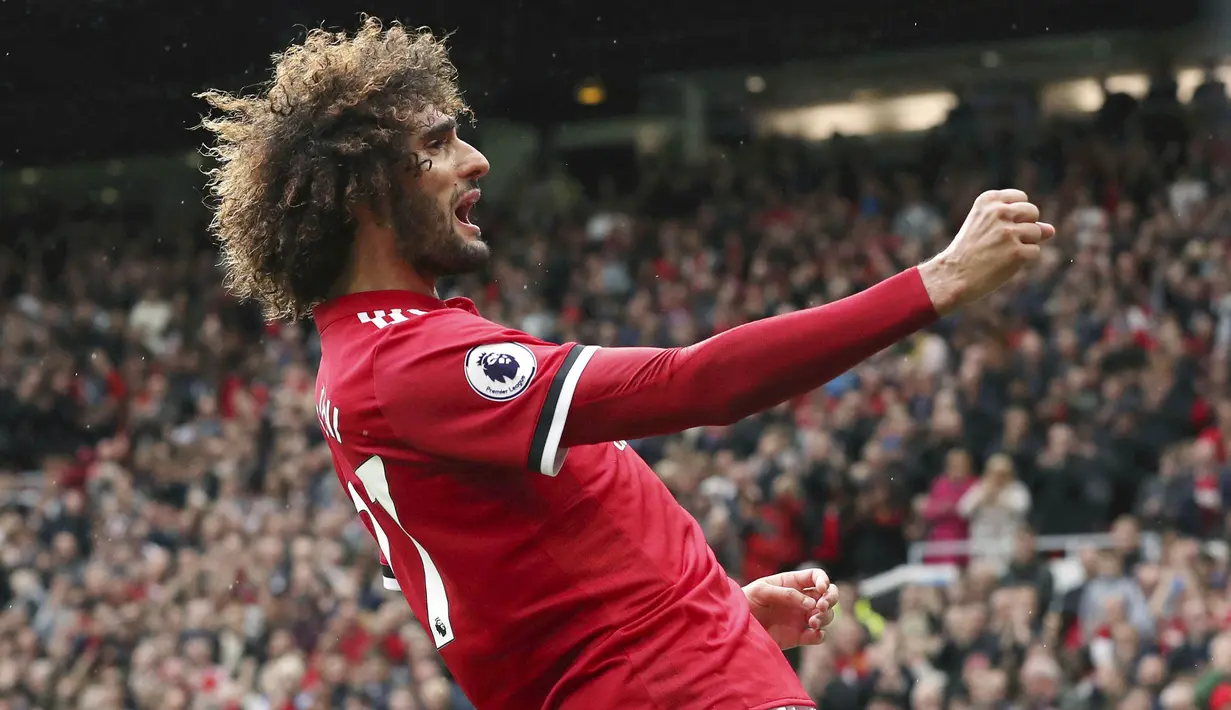 Gelandang Manchester United, Marouane Fellaini, melakukan selebrasi usai mencetak gol ke gawang Crystal Palace pada laga Premier League di Stadion Old Trafford, Sabtu (30/9/2017). Manchester United menang 4-0 atas Crystal Palace. (AP/Martin Rickett)