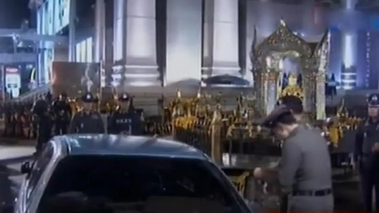 Mobil Tabrak Kuil